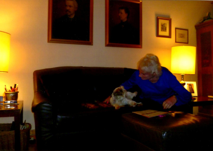 happy_1390502720Couch Camelia+Olga.jpg