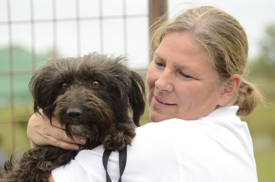 Ehrengast Dr. Andrea Kdolsky kuschelt mit einem von unseren Ex-Streunerhunden.