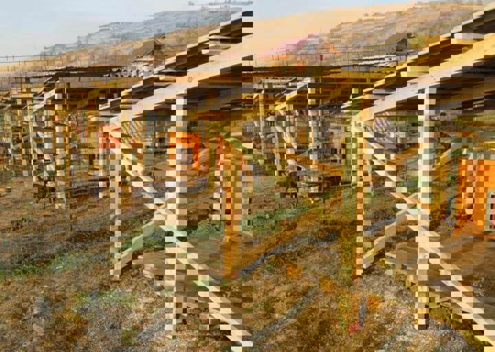 Svilos-1-2017-Wetterschutzbau - Schatten, Terrasse, isolierte Hütte.JPG